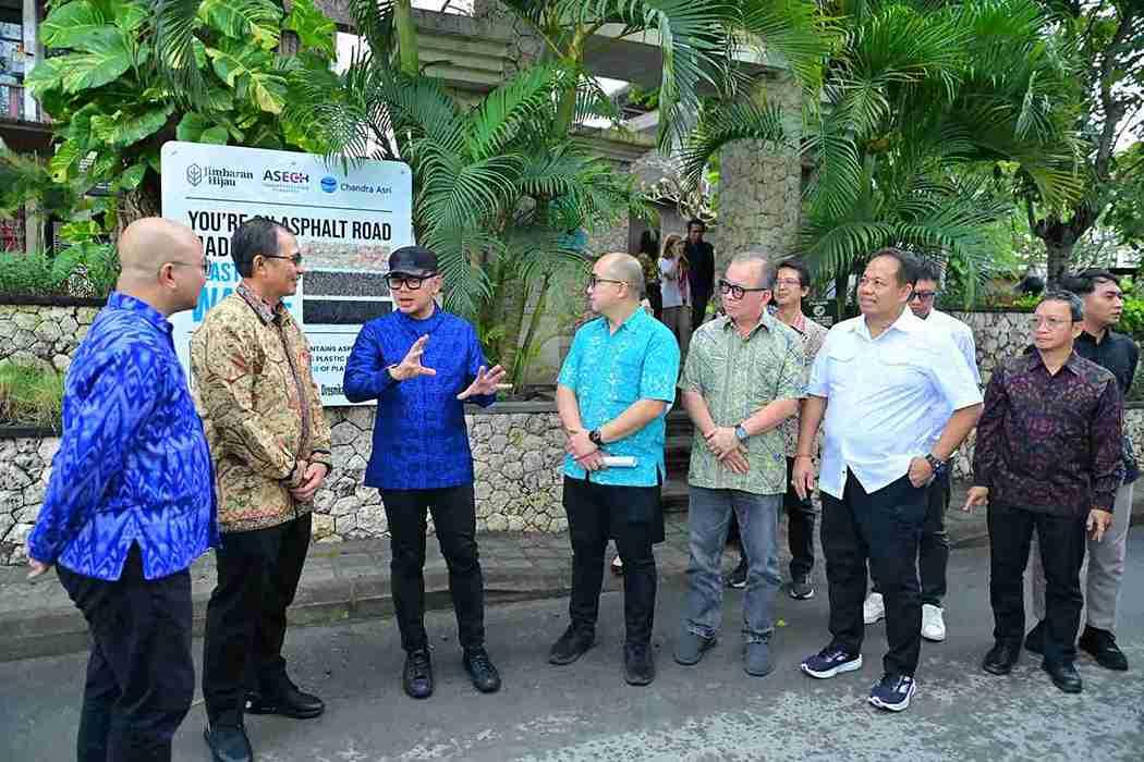 Wakil Menteri Dalam Negeri Kunjungi Proyek Aspal Plastik oleh Chandra Asri Group