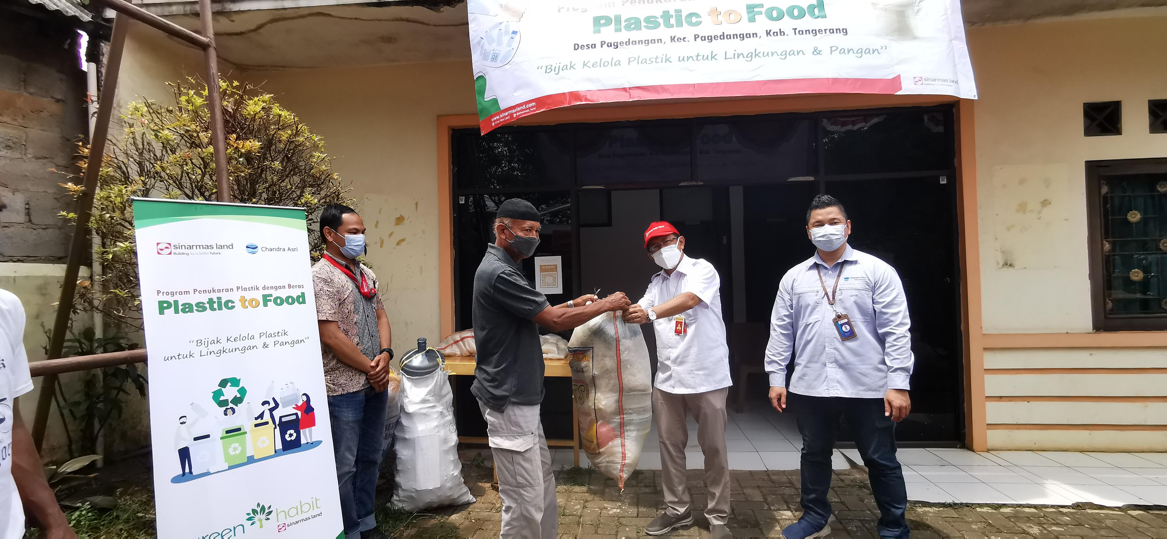 Chandra Asri and Sinar Mas Land Invites Communities to Manage Plastic Waste through “Plastic to Food” Program