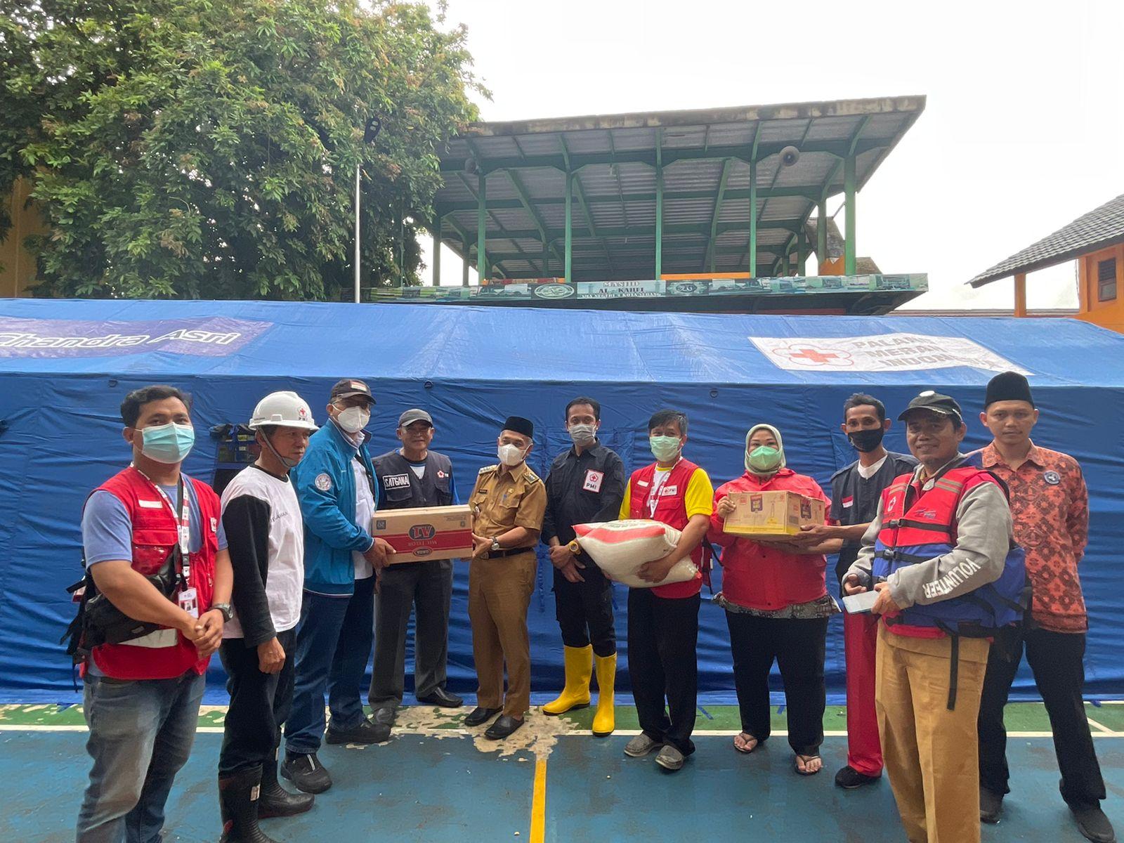 Chandra Asri Salurkan Bantuan Tanggap Bencana Banjir di Kota Serang