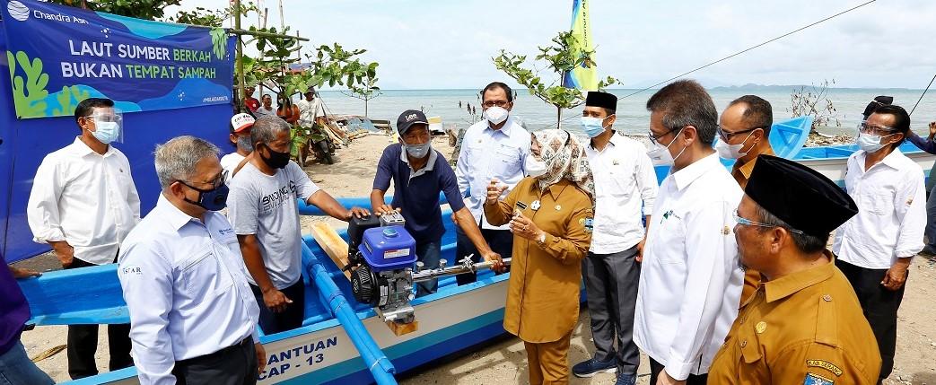 Chandra Asri Berikan Perahu Fiber dan Mesin Ketinting untuk Nelayan Katir Sekitar Perusahaan