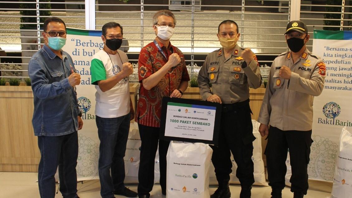 Chandra Asri Donasikan Ribuan Paket Sembako kepada Masyarakat Sekitar Wisma Barito