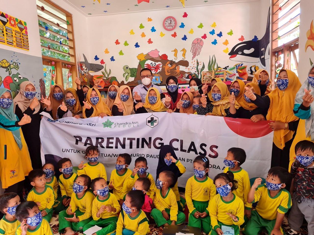 Supports Capacity Building for Parents and Teachers, Chandra Asri Held Parenting Class
