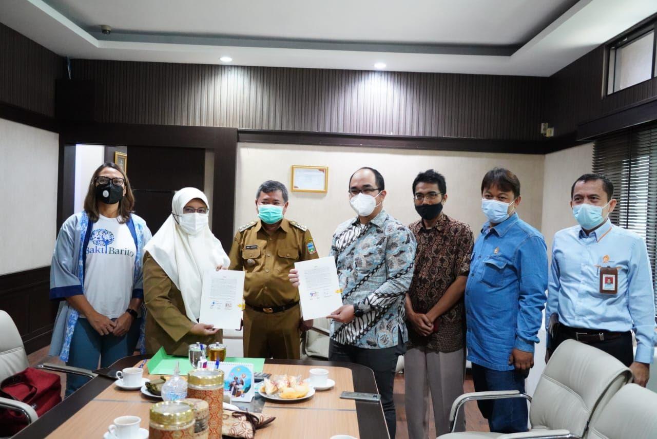 Chandra Asri and Bakti Barito Foundation Roll Out Plastic Asphalt with Garut Regency Government