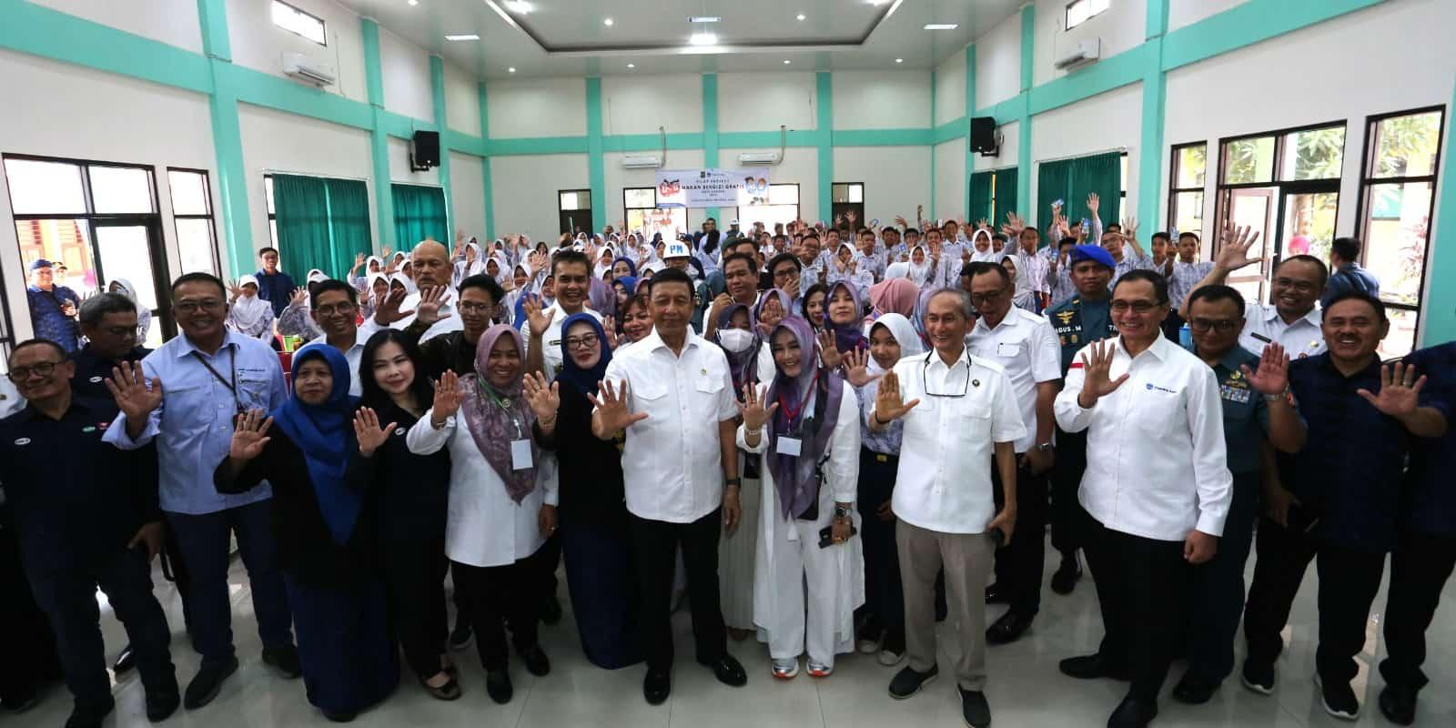 Group photo of Chandra Asri, Wiranto, and participants of the Free Nutritious Meal program in Cilegon, August 2024.