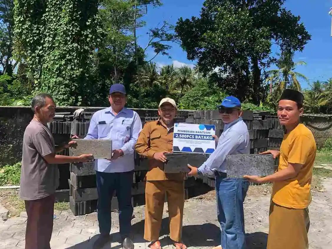 Chandra Asri Group Donasikan Batako Hasil Pengolahan Limbah Operasional Non B3 Fly Ash & Bottom Ash (FABA)