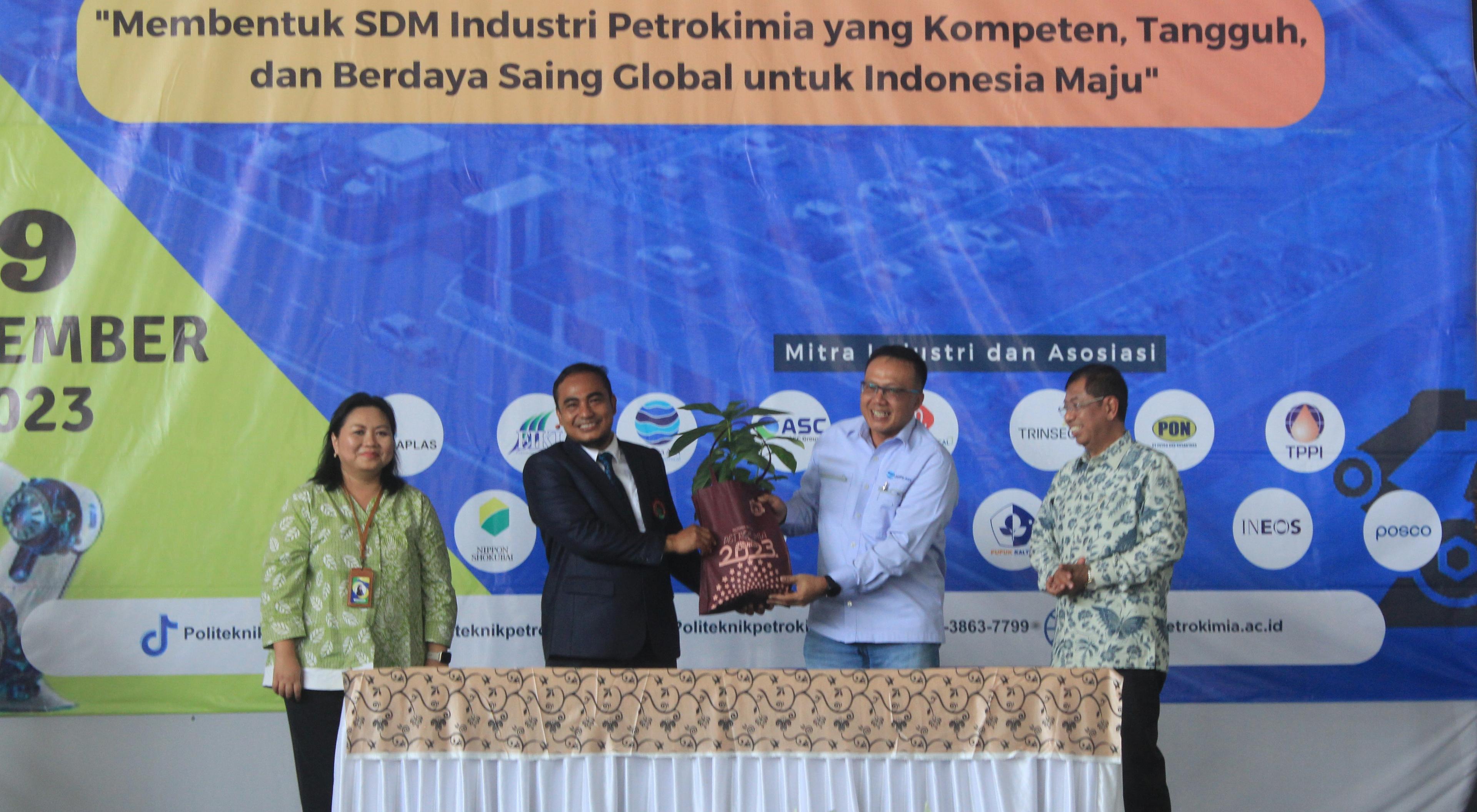 Chandra Asri Distributes 62 Seeds to the Banten Polytechnic of Petrochemical Industry
