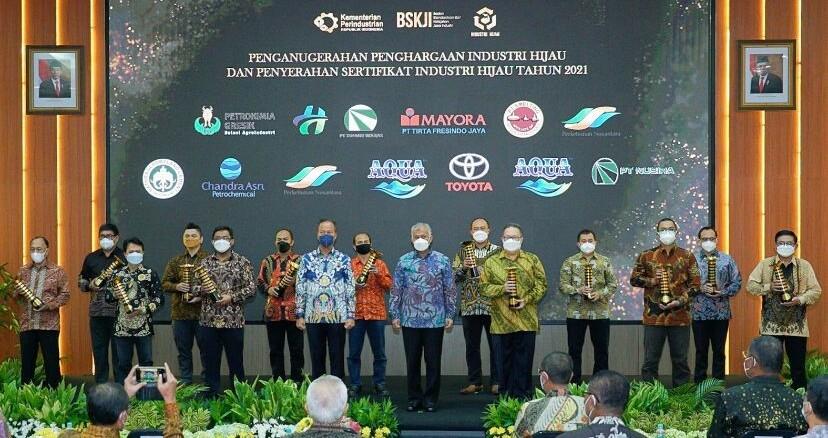 Chandra Asri Wins 2 Awards at Once for its Contribution to the Environment and Society